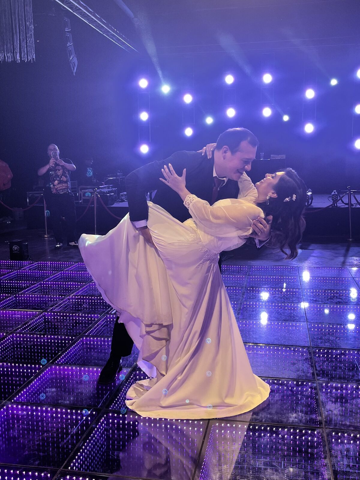 El primer baile, en una pista iluminada